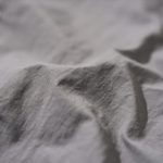 本体は玉ねぎの皮で染めたナイロンを採用。これによりナイロンの軽さと機能性を持ちつつも、天然染料ならではの優しい風合いを持ち合わせている
