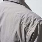 肩に入った切り返しは肩先が自然に落ち、後ろから見た時に立体的で綺麗なドレープが出る