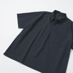 身体のラインを拾いにくいボックスシルエットを採用