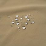 小雨程度なら弾いてくれるはっ水加工