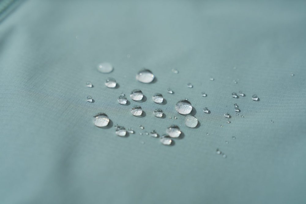 外出時の急な小雨程度なら問題なく弾いてくれる
