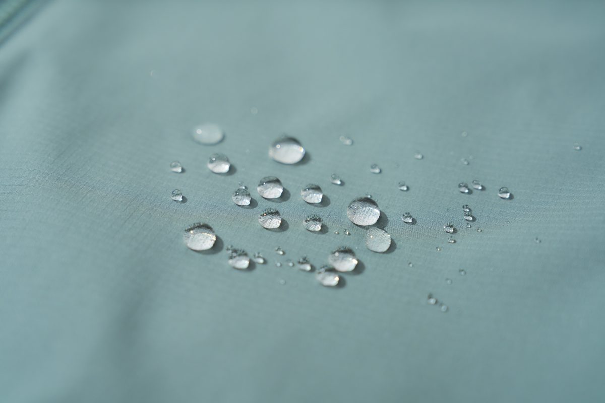 外出時の急な小雨程度なら問題なく弾いてくれる