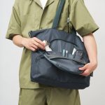 肩に掛けたまま荷物をだし入れできる
