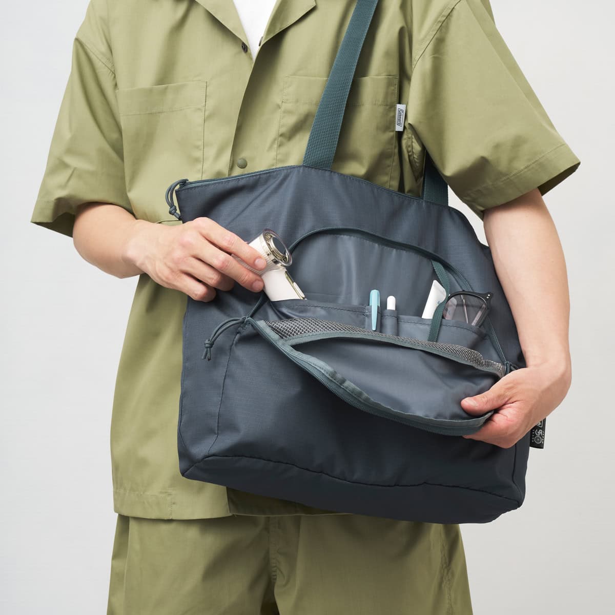 肩に掛けたまま荷物をだし入れできる