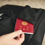 フロントポケット大にはパスポートが入る