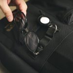 ウェビングベルトにはエアタグやサングラスも引っ掛けられる