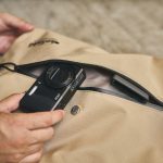 フロントポケットにはカメラやカードケース、スマホなどの小型ガジェットが