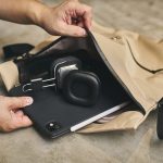 メインにはiPadやヘッドフォンなどが難なく収納することができる