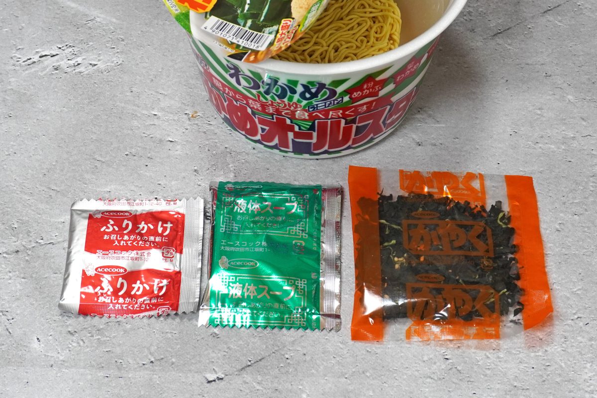 「わかめオールスター わかめラーメン しょうゆ」のかやくと粉末スープとふりかけ