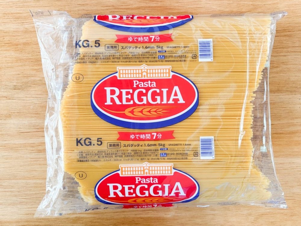 【業スー】が輸入する「REGGIA」の「スパゲッティ1.6mm」は5kg入りで、税込購入価格は1,170円。100gの乾麺を使用すると1人前で25.3円なので、令和の価格とは思えないほどの激安ぶり！