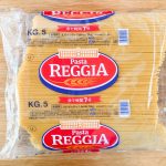 【業スー】が輸入する「REGGIA」の「スパゲッティ1.6mm」は5kg入りで、税込購入価格は1,170円。100gの乾麺を使用すると1人前で25.3円なので、令和の価格とは思えないほどの激安ぶり！