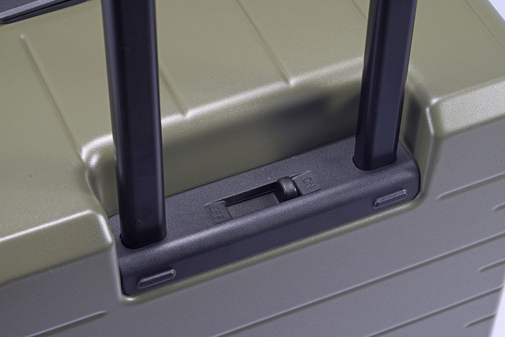 電車内や傾斜のある場所で不意な移動を防ぐ「キャスターストッパー」を新搭載
