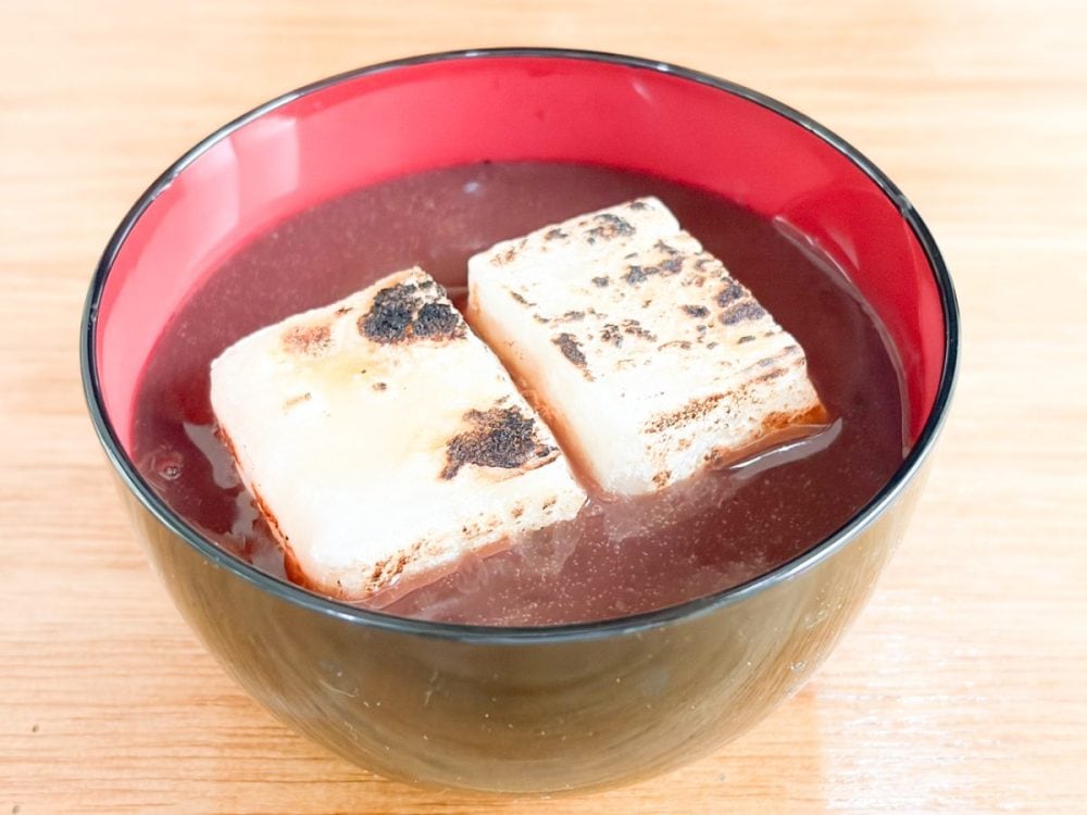 餅を焼いて浮かべれば、おしるこの完成です!