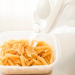 ショートパスタは茹で時間が長くなるので、具材などの下準備をしているあいだに乾麺を水に浸けておくと、時短で茹でることが可能となります
