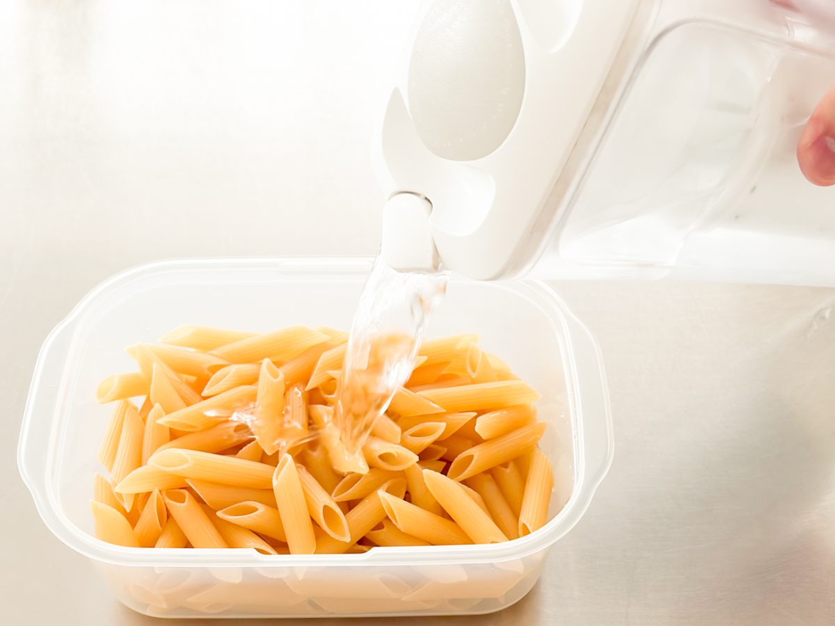 ショートパスタは茹で時間が長くなるので、具材などの下準備をしているあいだに乾麺を水に浸けておくと、時短で茹でることが可能となります