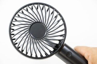 【ハンディファンの絶対NG】それ、発火の危険あり！専門家が教える正しい使い方と、寿命を「3シーズン」に延ばす秘訣