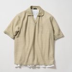 インナーにクルーネックのTシャツを合わせれば都会的な着こなしに