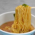 「ラーメン山岡家 醤油ラーメン」を食べたら口がテラテラに!