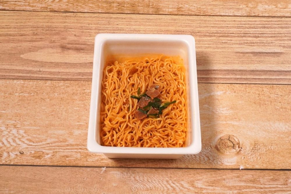 「ペヤング 力麺ニンニクにら醤油味やきそば」はラー油の辛みでにんにくが甘く感じました