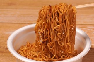 【旨いけど脳がバグる】焼きそばなのにうどん味!? 「どん兵衛×U.F.O.」「のりたま×焼うどん」ほか“異色”和風カップ麺を本音レビュー