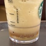 「バナナ アフォガート フラペチーノ」の底に敷かれたもったいないバナナ