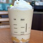 ボディはバナナパウダーとホワイトチョコレートシロップとはちみつを合わせたフラペチーノ