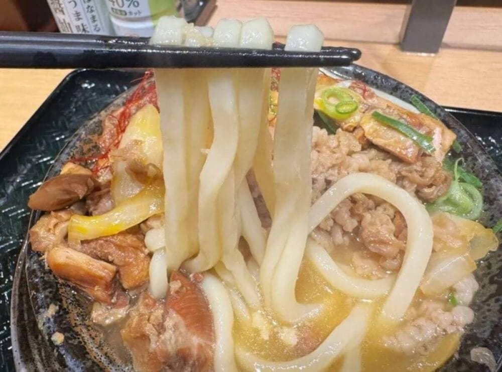 第1位　【マジで麺が見えない…デカ盛り】はなまるうどん史上最強ギルティ！2,000kcal超え「爆担々」と肉特化型店“肉まみれ”がヤバかった…グルメライターが徹底実食
