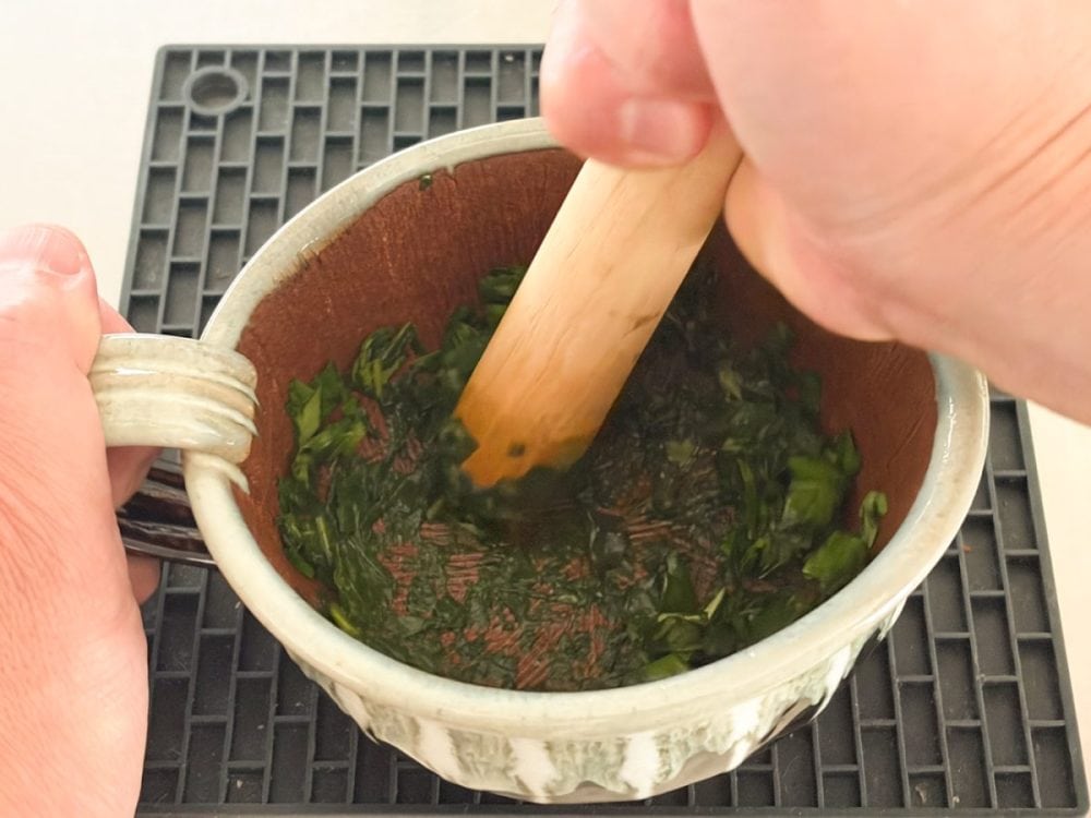 フレッシュバジルをオリーブオイルと一緒にペースト状になるまで練り上げてソースを作ります