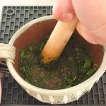 フレッシュバジルをオリーブオイルと一緒にペースト状になるまで練り上げてソースを作ります
