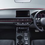 スポーティさを強調するDシェイプデザインのステアリングホイール、レッドピンストライプ、メタル製パドルシフトなど、「RS」モデルならでの装備を搭載
