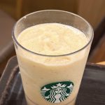 「バナナ アフォガート フラペチーノ」のトップにはエスプレッソソースがかかっています