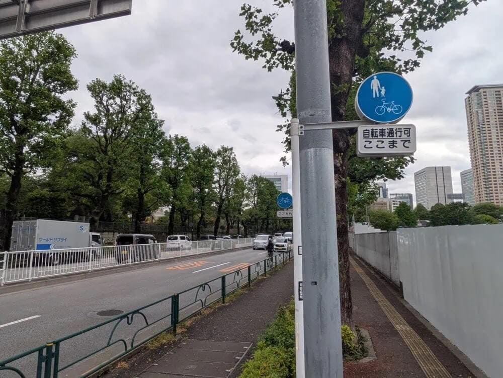 第1位　【自転車の青切符】右折矢印で進むのは違法!? 歩道の逆走はアリ？迷いがちな「曖昧ルールの正解」を自動車ジャーナリストが解説