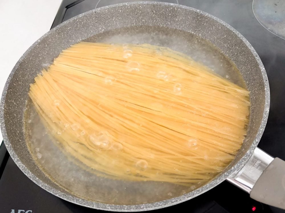 大きなフライパンならロングパスタの特徴である長い麺を折ることなく茹でることができるし、水量が少ないのですぐ沸くから時短にも繋がります