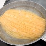 大きなフライパンならロングパスタの特徴である長い麺を折ることなく茹でることができるし、水量が少ないのですぐ沸くから時短にも繋がります