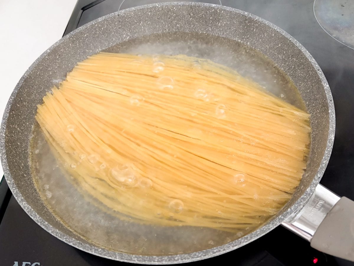 大きなフライパンならロングパスタの特徴である長い麺を折ることなく茹でることができるし、水量が少ないのですぐ沸くから時短にも繋がります