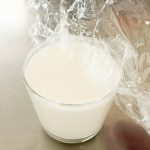 ラップでカバーしつつ電子レンジで30秒ほど加温すると液状になり、表面が整います