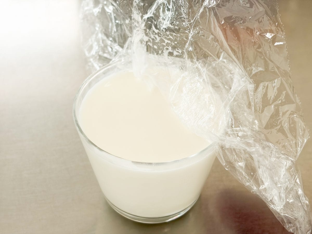 ラップでカバーしつつ電子レンジで30秒ほど加温すると液状になり、表面が整います