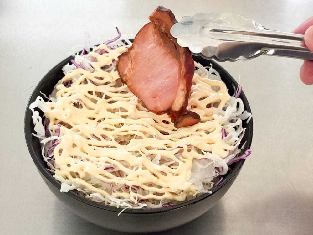 「プロ仕様 豚チャーシュー 切り落とし」は、パッケージに「醤油の奥深い味わいがクセになる。」と書かれた【業スー】の隠れヒット商品