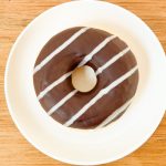 冷凍食品として売られているドーナッツなので、買ったときはカチコチに凍っています