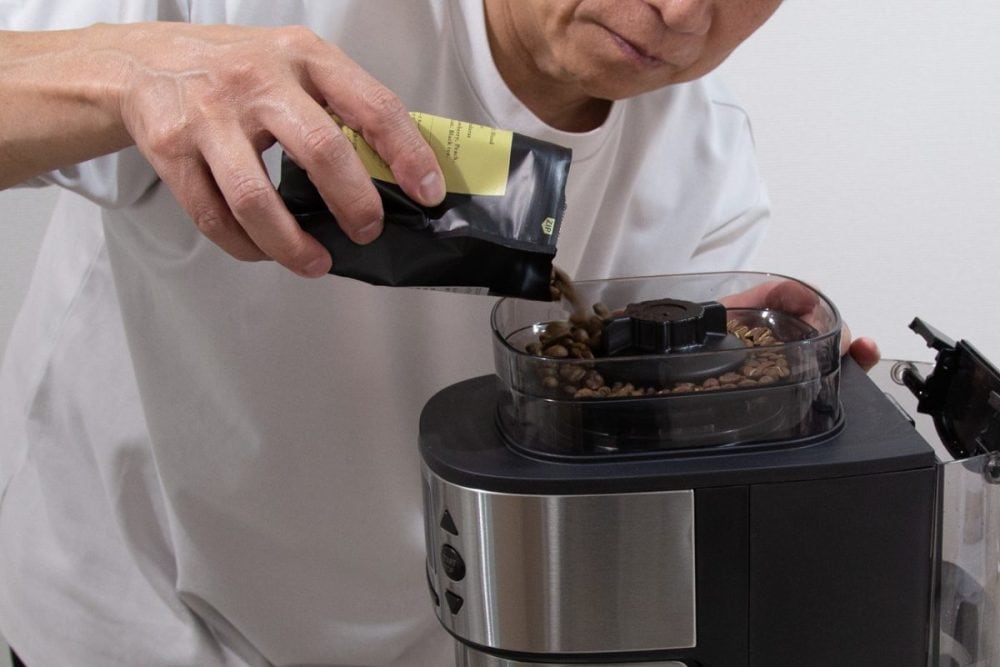 「全自動カフェドリップ」は水をタンクに入れるだけ、豆をホッパーに入れるだけ、あとはワンタッチでコーヒーを抽出