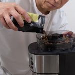 「全自動カフェドリップ」は水をタンクに入れるだけ、豆をホッパーに入れるだけ、あとはワンタッチでコーヒーを抽出