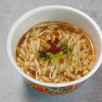 「日清のどん兵衛 博多もつ鍋〆風うどん」赤唐辛子とニラと醤油の香りが本格的なモツ鍋っぽい