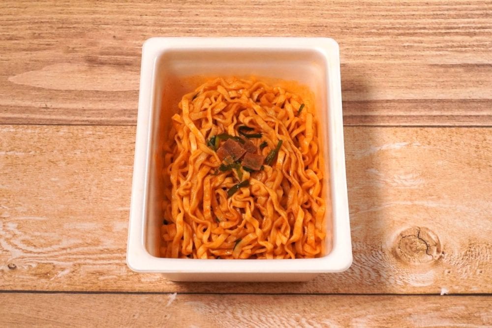 焼きうどんの太さがラー油の辛さによく合う