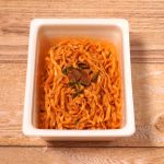 焼きうどんの太さがラー油の辛さによく合う