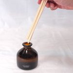 ボトルにラタンスティックを差し込みます