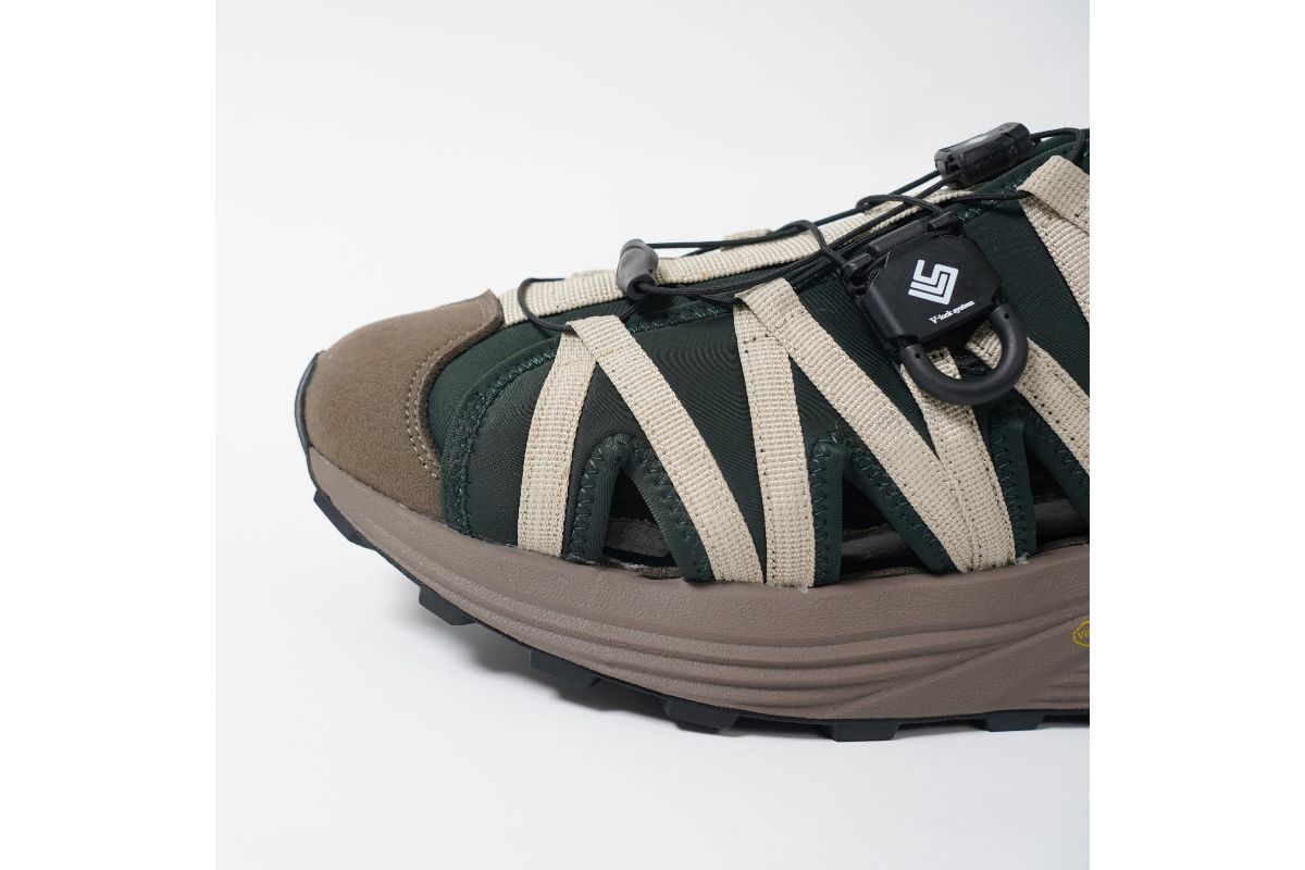 Vibram社の“Rollingaitsystem®”による推進力と“V-lock system”のフィット感を融合。歩行時のストレスを軽減し、長時間でも抜群の履き心地を実現