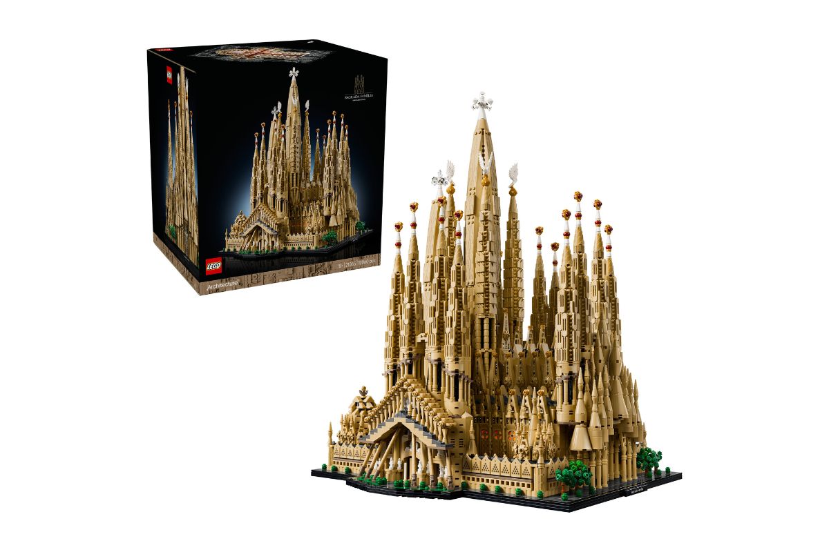 レゴ(R)「アーキテクチャー サグラダ・ファミリア」¥129,980/完成時サイズは約H62×W47×D39㎝/1万2060ピース/18+