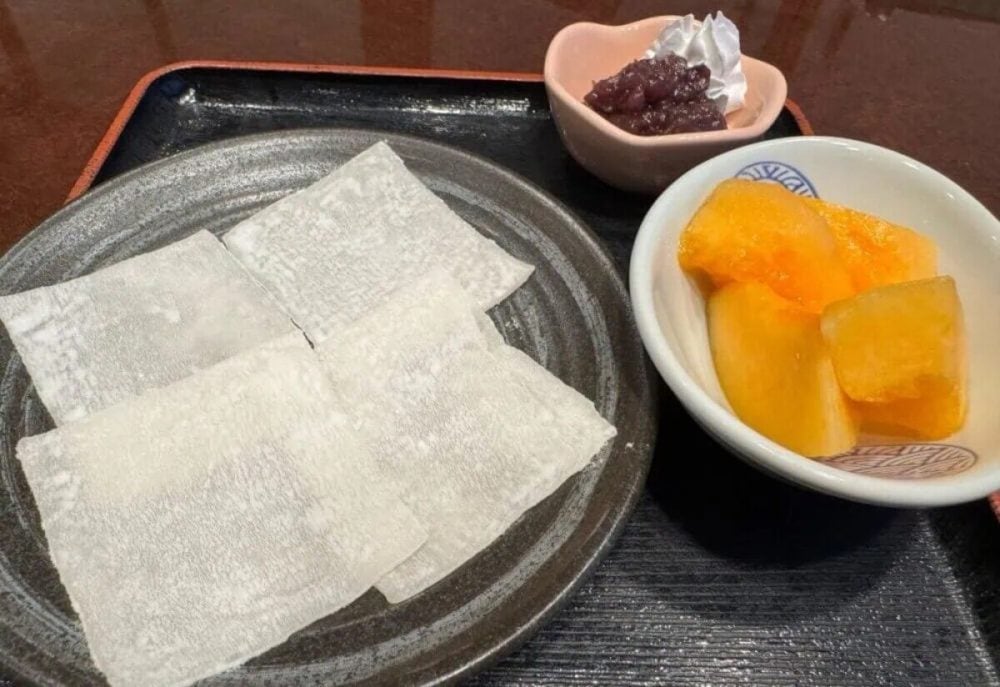 第1位　【メロン半玉の暴力】夢庵で昨年20万食超えの大ヒット！贅沢過ぎるサンデー＆はみ出す大福…「至福のメロンスイーツ」を実食レビュー
