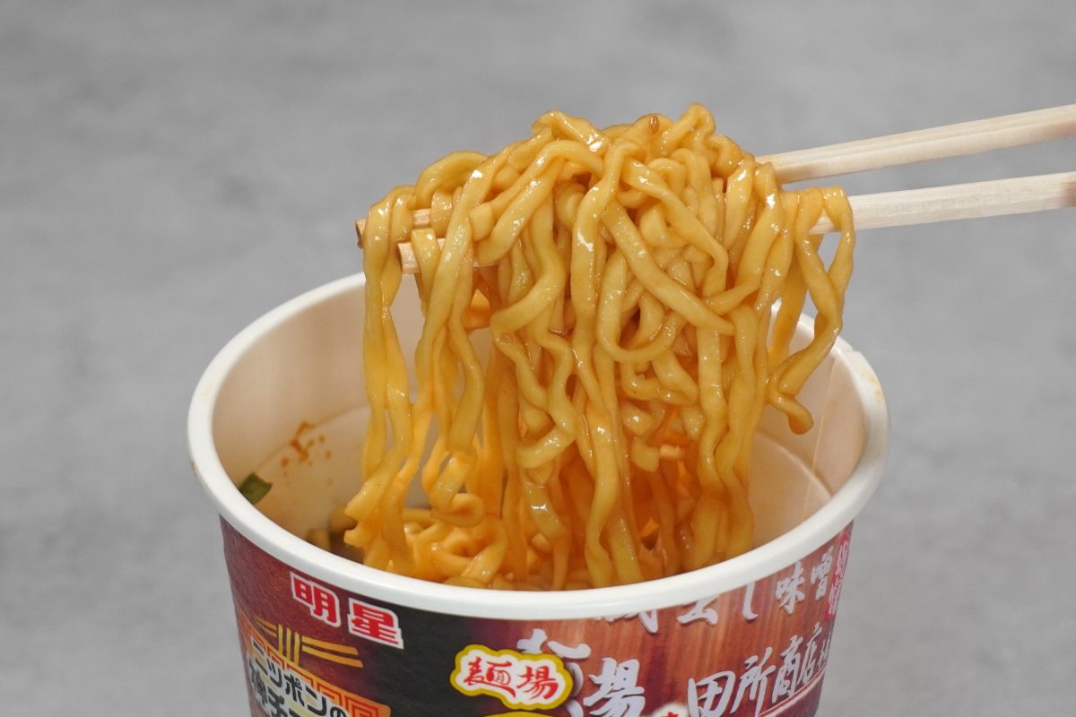 「ニッポンの神チェーン 田所商店 濃厚味噌」の縮れ麺が口当たり最高