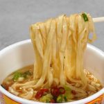 日清食品「日清のどん兵衛 博多もつ鍋〆風うどん」平打ちうどんはつるみがあって心地よい歯ごたえ
